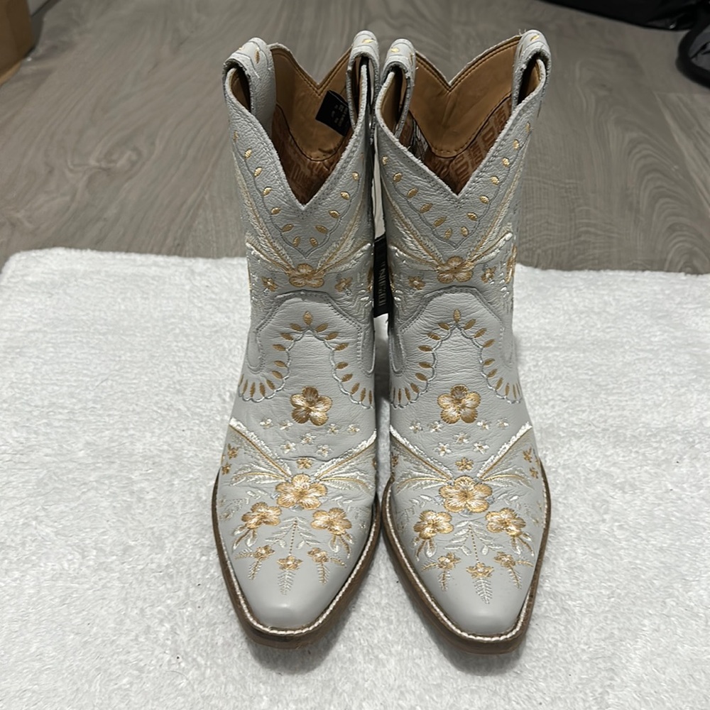 Dingo Primrose white with embroidery size 9.5 NWT
